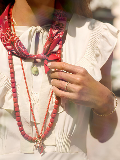 Quand un camaeu de rouges permet d'harmoniser un mix and match de bijoux htroclites...