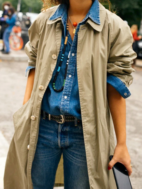 Trench + collier exotique = le bon mix