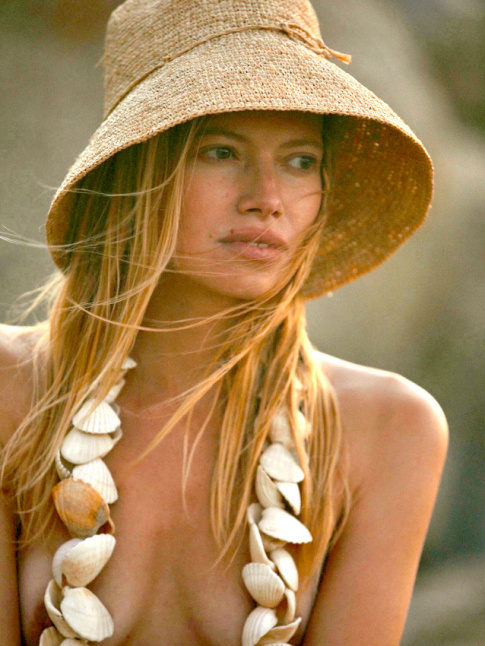 Un chapeau de paille et un collier de coquillages... what else ?