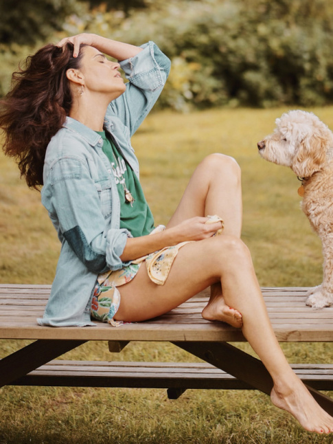 Rien de tel qu'une chemise en jean pour apaiser un short hawaen !