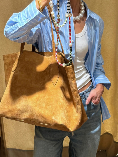 Oui au tlescopage entre sac boho, perles oversizes, chemise masculine et marcel moulant !