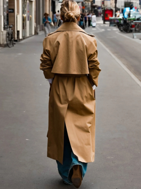 Oui au long trench un brin trop grand port avec un simple petit chignon bas !