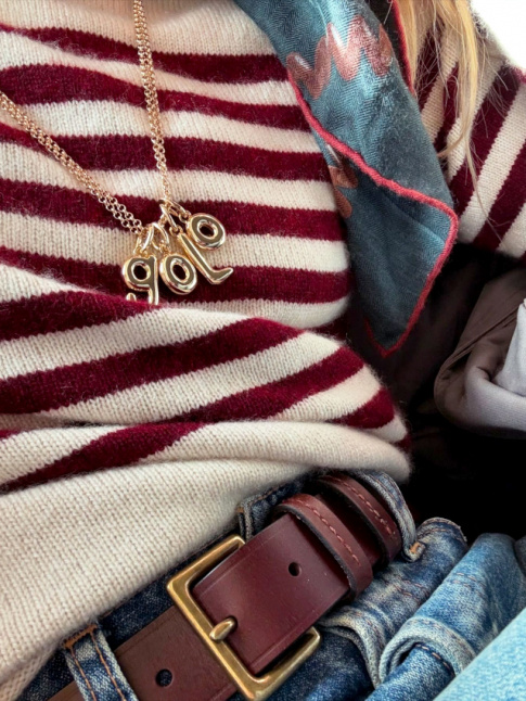 Mlant jean dlav, rayures marinire bordeaux et pendentifs personnaliss, ce combo a tout bon !