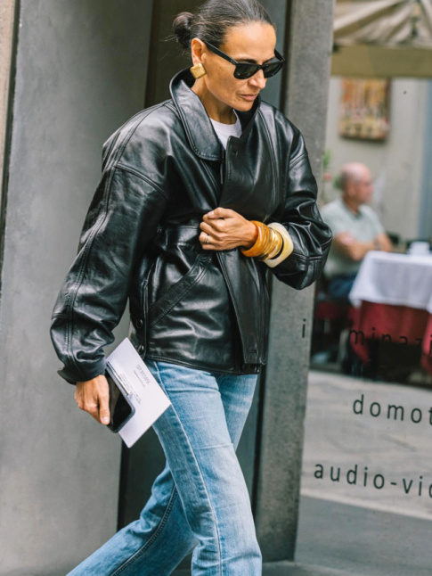 Blouson en cuir + accumulation de bracelets joncs = le bon mix