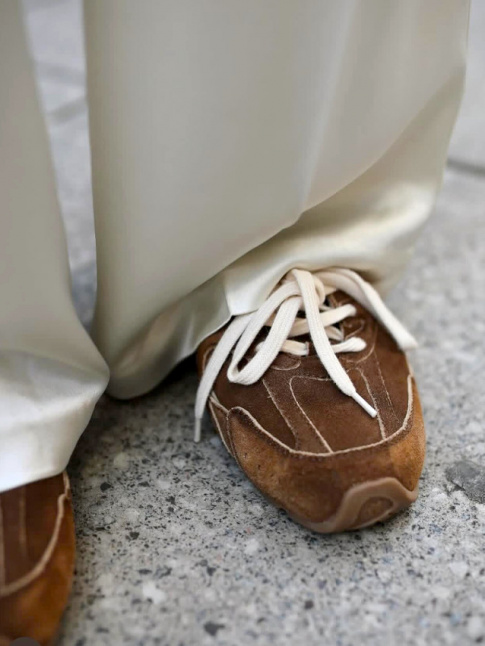 Pantalon blanc + baskets marron = le bon mix