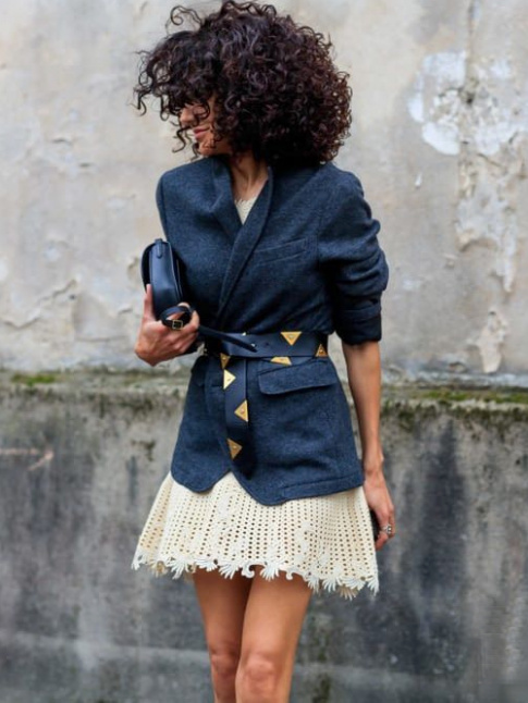Oui au blazer crois sur une mini robe ultra fminine !