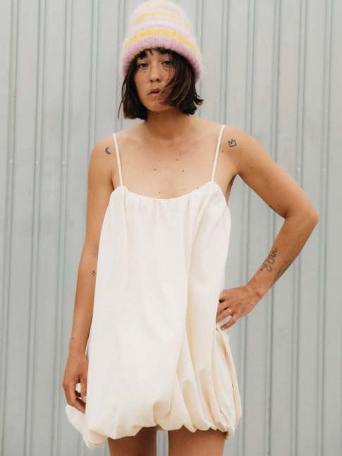 Aussi paradoxal soit-il, ce look n'en demeure pas moins pour idal pour un moment post-surf !