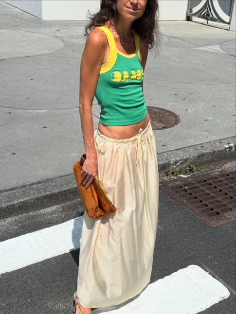 Jupe longue taille basse + dbardeur sporty = le bon mix