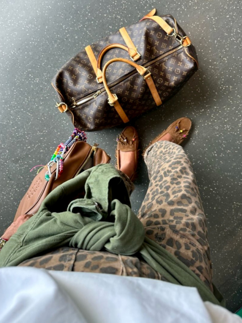 Monogramme Louis Vuitton + imprim lopard + kaki = un mix surprenant mais russi