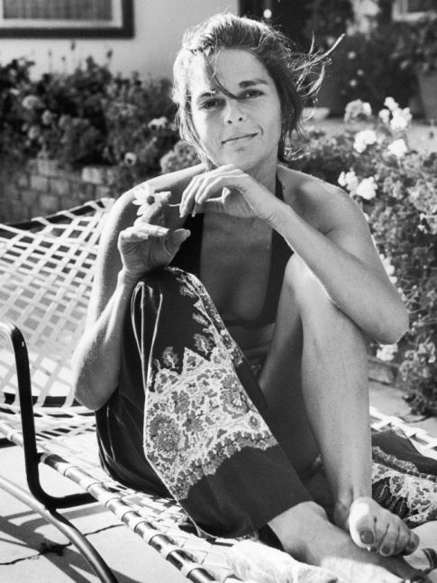 Un maillot de bain noir, un paro... what else ?