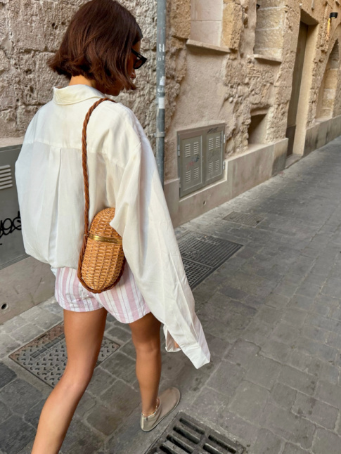 Short + maxi chemise + petit sac en osier tress = le bon mix