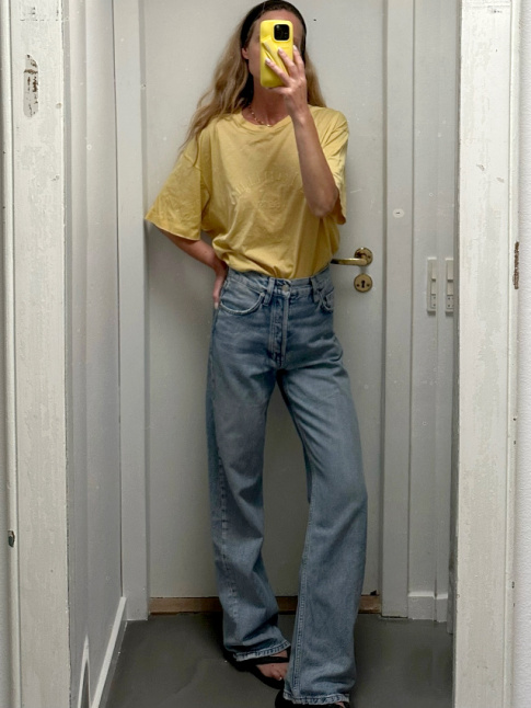 Wanted : un tee-shirt jaune un peu trop grand !