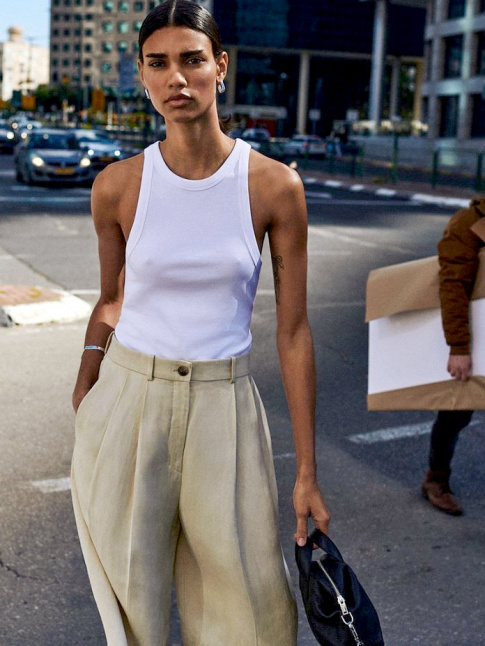 Le duo marcel/pantalon large  pinces n'en finit pas de faire mouche !