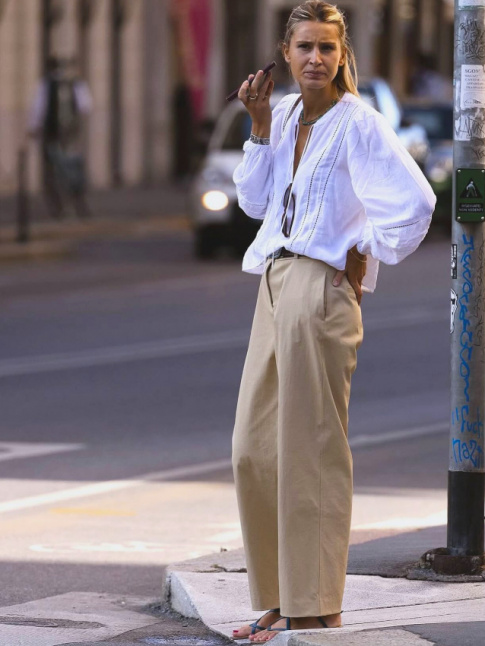 Blouse blanche + pantalon large beige = le bon mix