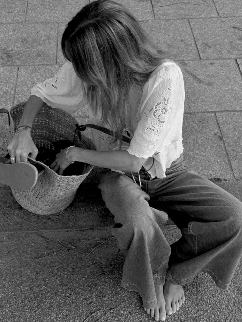 Blouse romantique + jean large = le bon mix