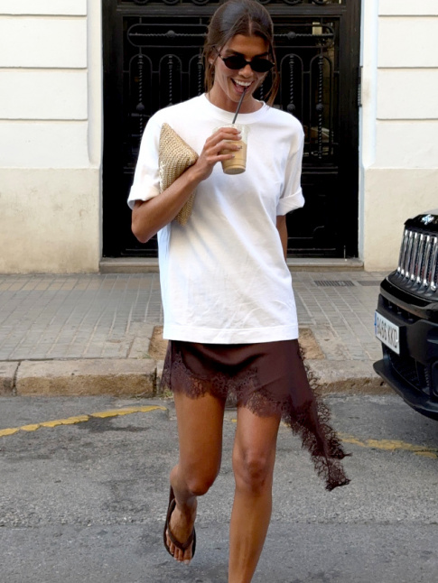 Tee-shirt ample de bon grammage + jupe esprit lingerie = le bon mix