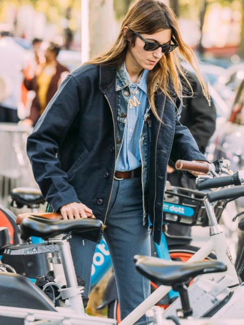 Ne jamais hsiter  glisser un blouson en jean sous une veste automnale !