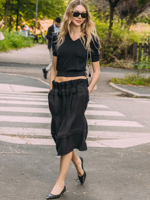 Taille basse + total look noir = le bon mix