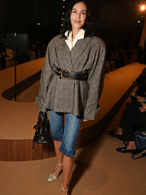 Entre pantacourt trop court et coloration corbeau trop fonce, Alexa Chung nous prouve que personne n'est parfait