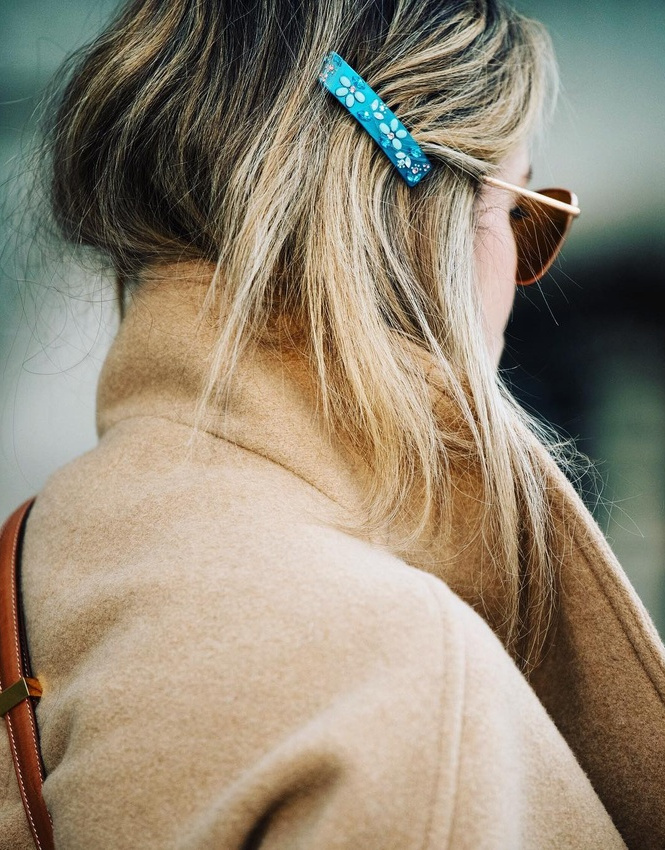 Ne jamais sous-estimer l'impact stylistique d'une barrette bien placée !