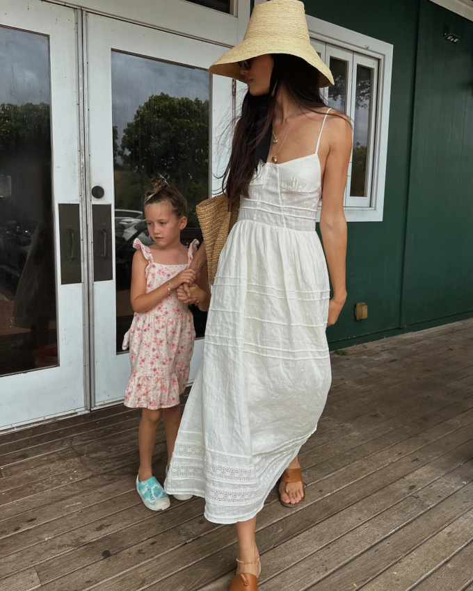 Robe blanche semblant avoir été coupée dans un drap ancien + chapeau de paille = le bon mix