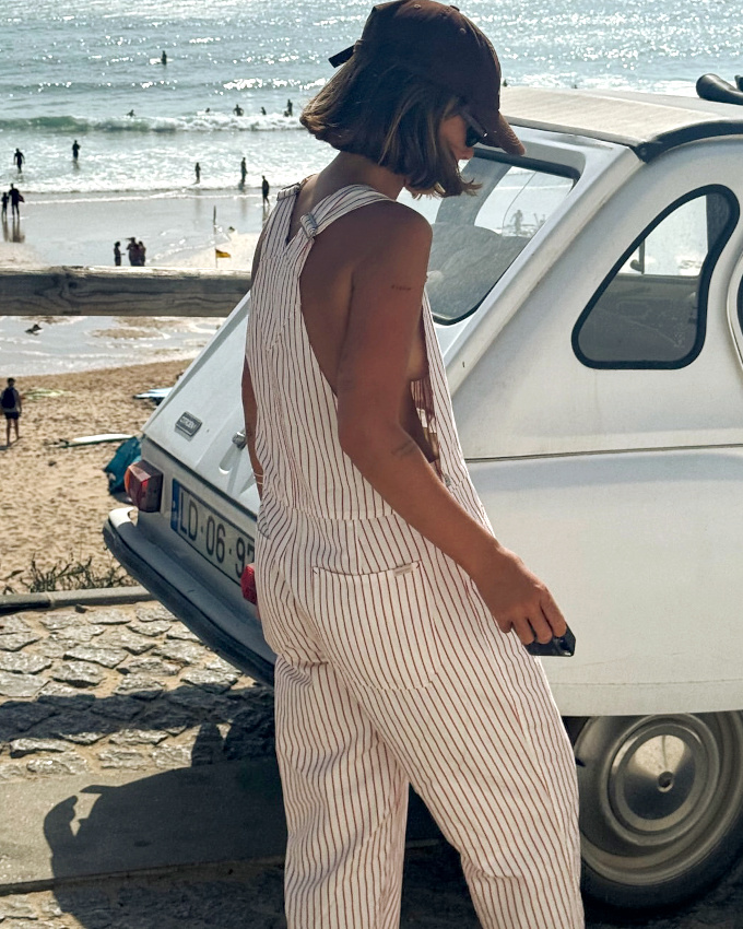 Oui à la salopette portée à même la peau en bord de plage !