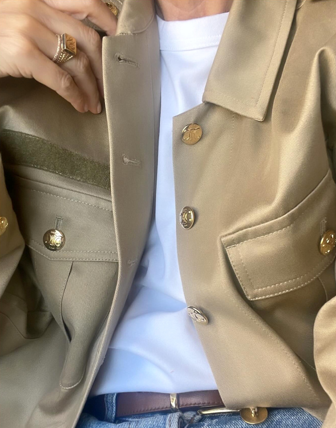 Tee-shirt blanc et veste militaire sont faits pour vivre ensemble !
