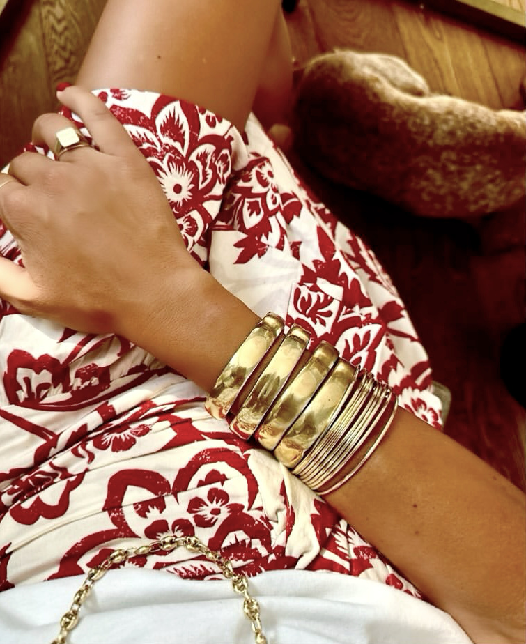 Accumulation de bracelets + imprimé hawaïen = le bon mix