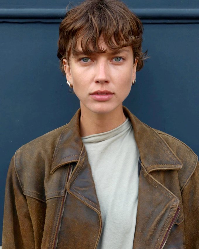 Wanted : un blouson marron en cuir élimé !