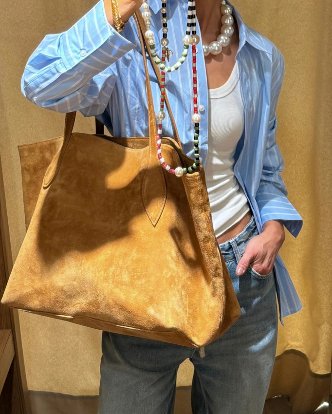 Oui au télescopage entre sac boho, perles oversizes, chemise masculine et marcel moulant !