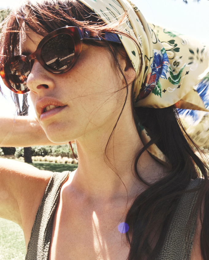 Le foulard noué en fichu : une bonne alternative au chapeau de paille !