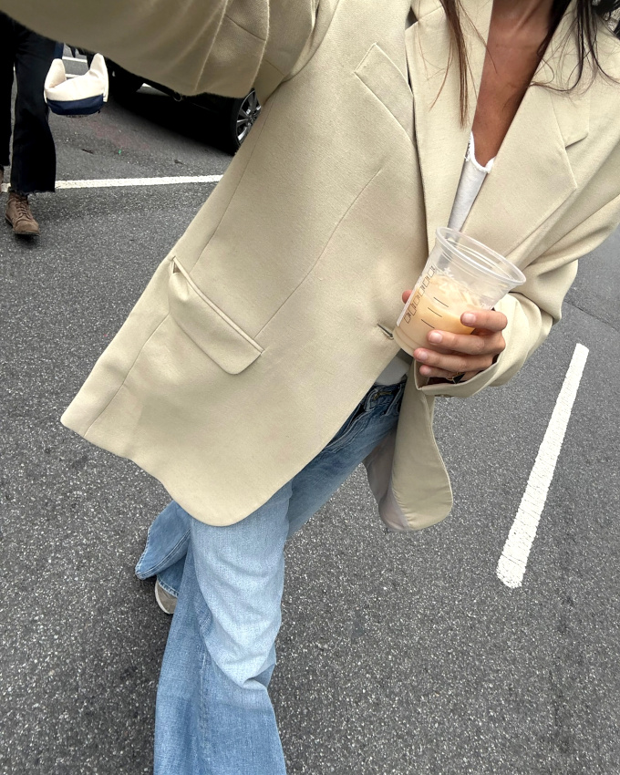 Rien de tel qu'un blazer blanc cassé pour aborder la rentrée sur une note lumineuse !