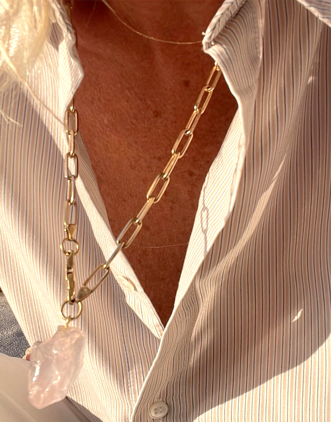 Chemise à fines rayures + bronzage + pierre porte-bonheur = le bon mix