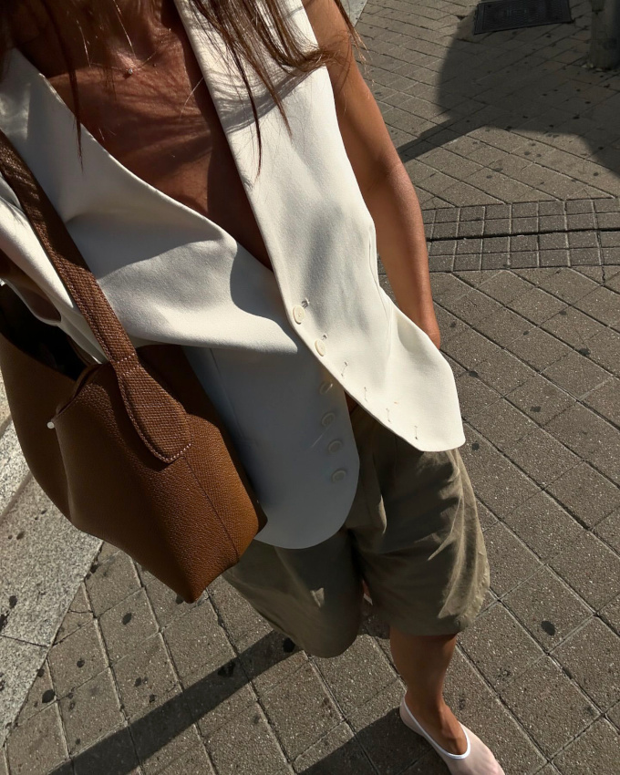 Rien de tel qu'une pièce tailoring - ici le gilet d'homme - pour accompagner un bermuda boyish kaki !