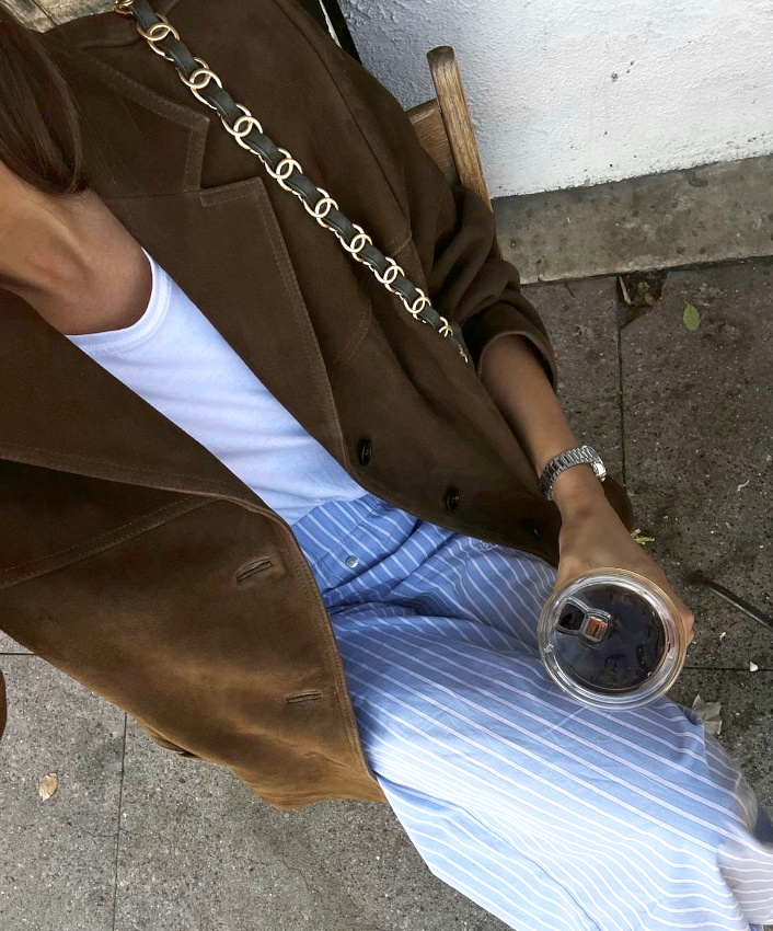 Marron + rayures verticales bleu ciel = le bon mix