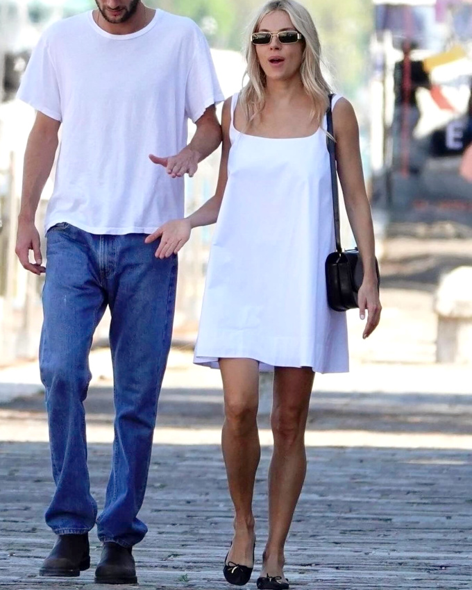 Mini robe blanche ligne A + ballerines noires = le bon mix