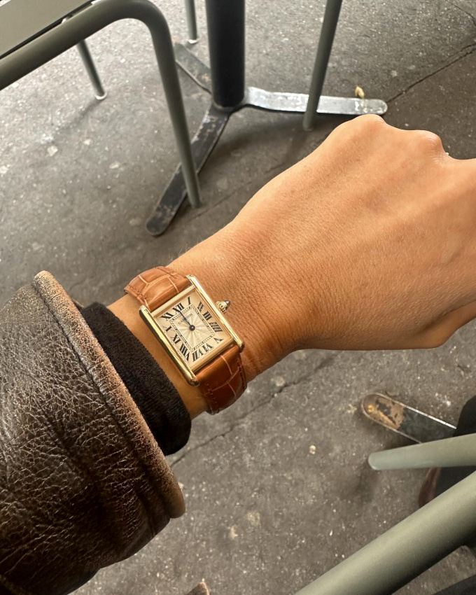 Blouson en cuir usé + montre ultra chic = le bon mix