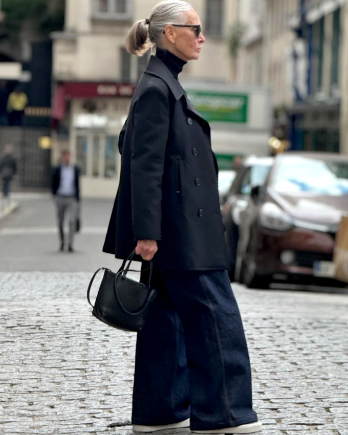 Mêlant jean large, caban parfaitement coupé et port de tête élégant, ce look a tout bon !