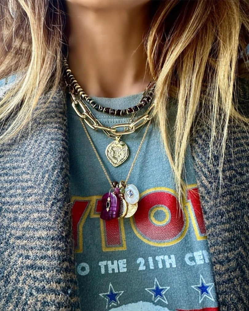 Rien de tel qu'une accumulation de colliers pour réveiller le duo sweat/blazer en laine !