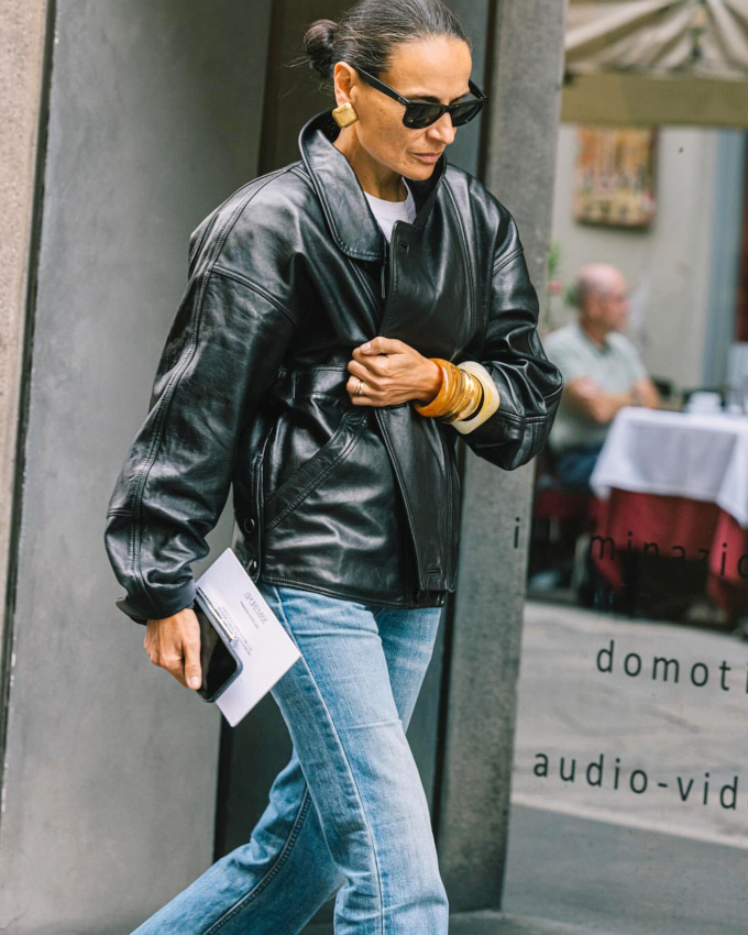 Blouson en cuir + accumulation de bracelets joncs = le bon mix