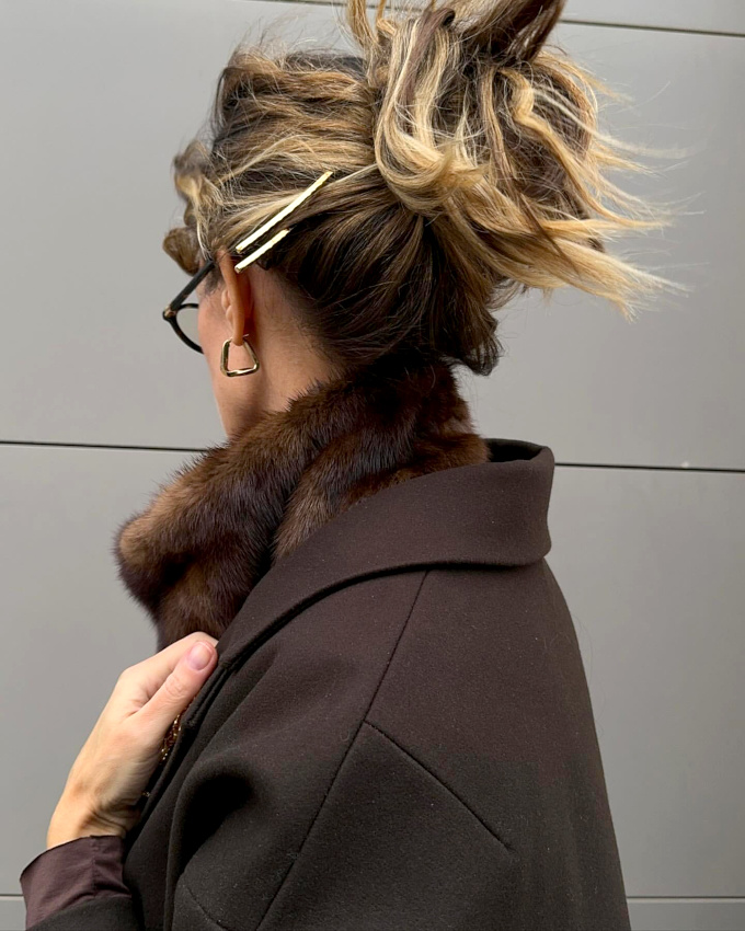Cheveux coiffés/décoiffés + duo de textures marron = le bon mix