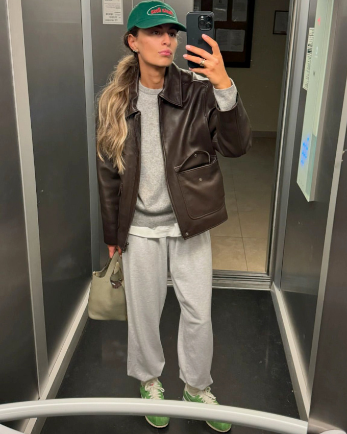 Rien de tel qu'un blouson en cuir marron pour réchauffer une tenue de sport !