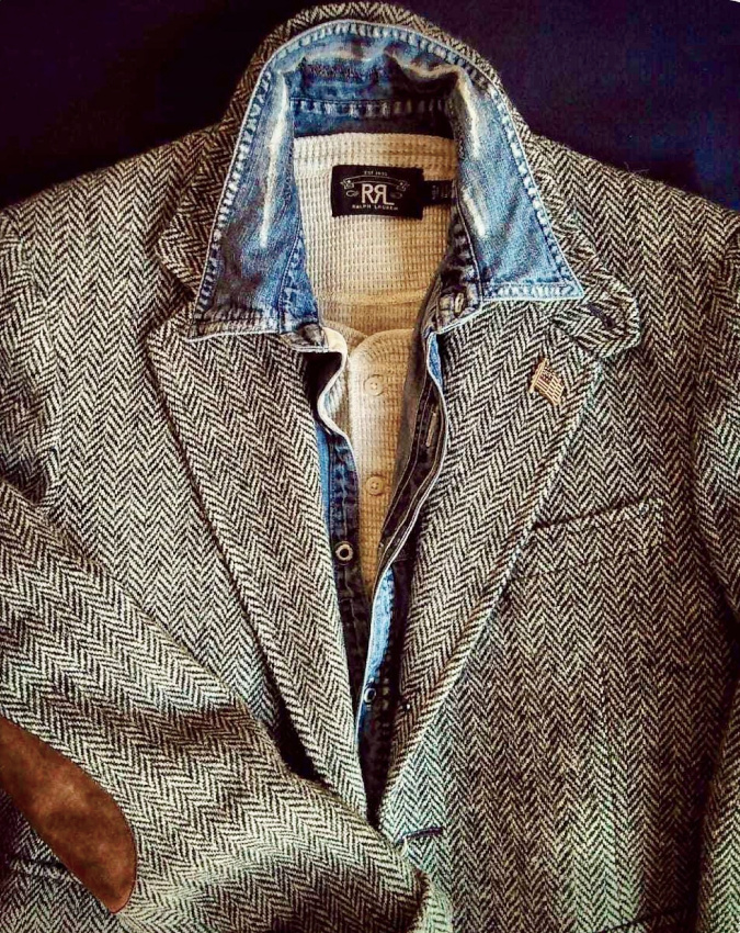 Veste en tweed + chemise en jean + maillot de corps col tunisien = le bon mix