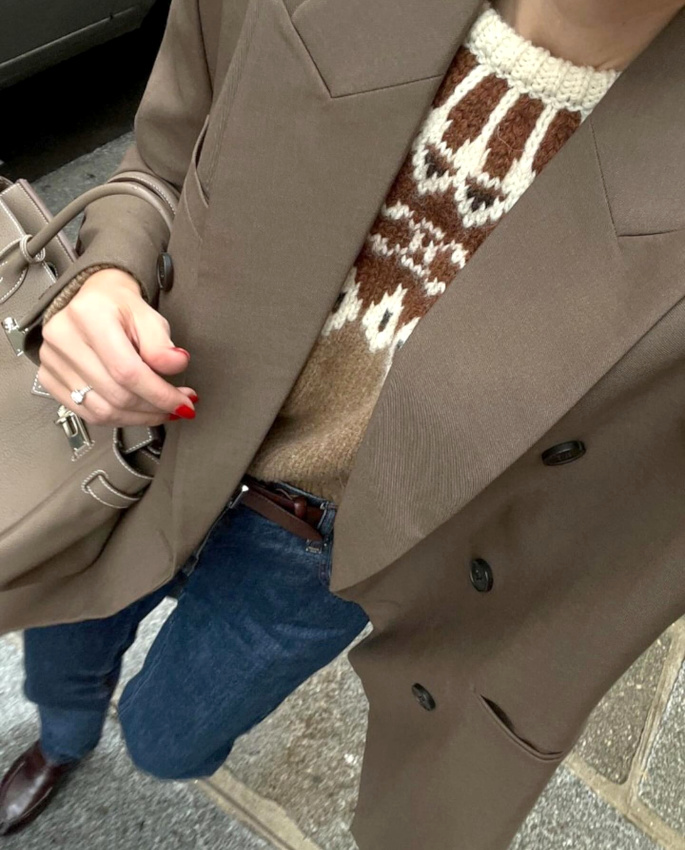 Rien de tel qu'un pull Fair Isle glissé sous un blazer de tonalité proche !
