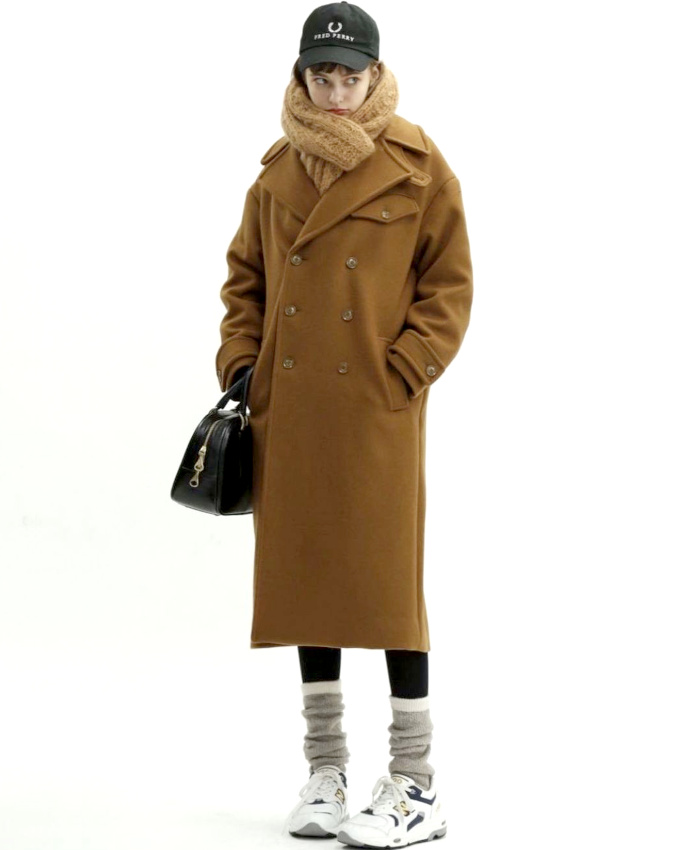Pardessus + guêtres + leggings + casquette + sac en cuir = le bon mix