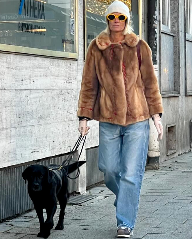 Insérée au sein d'un look casual, la fourrure vintage gagne en charme !