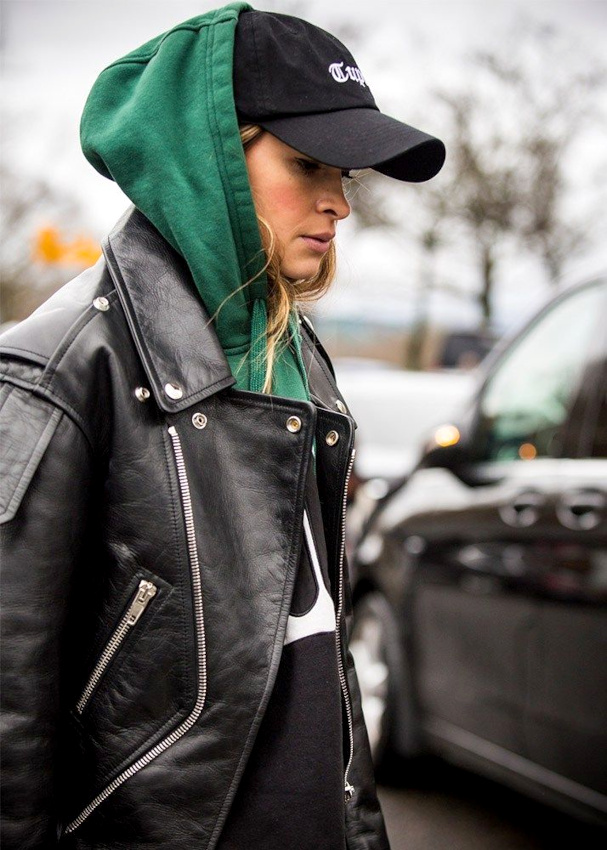 Blouson en cuir oversize + capuche + casquette = le bon mix