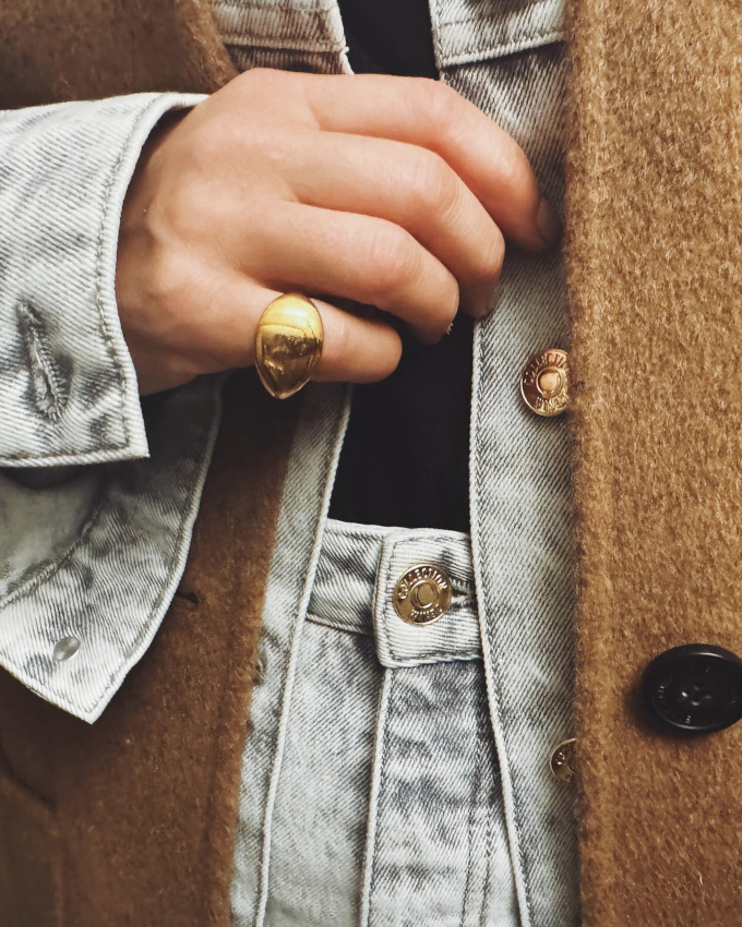 Pardessus camel + veste en jean + bague dorée = le bon mix