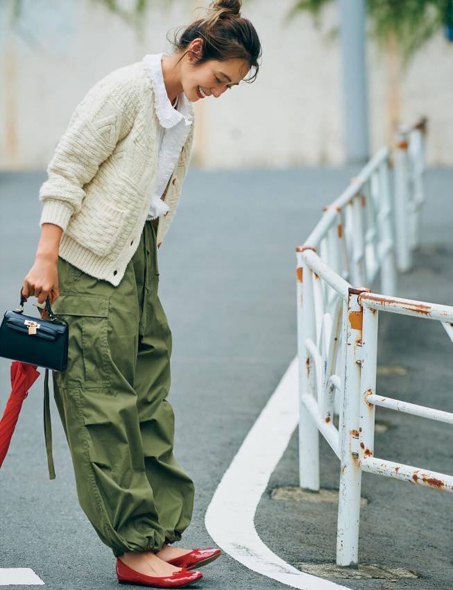 Pantalon kaki porté avec des pièces sobres dans un look féminin et décontracté