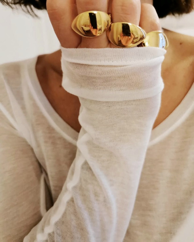 Tee-shirt diaphane + accumulation de bagues = le bon mix